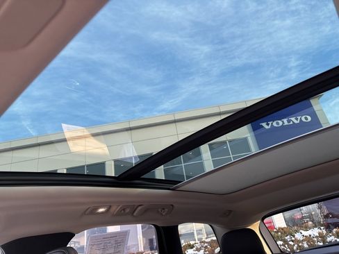 Used 2025 Volvo XC60 B5 Plus image 31