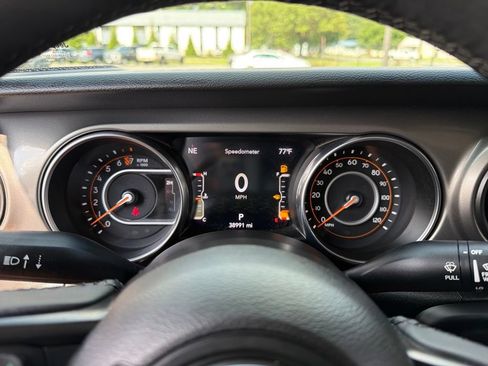 Used 2023 Jeep Gladiator Sport AWD/4WD image 13