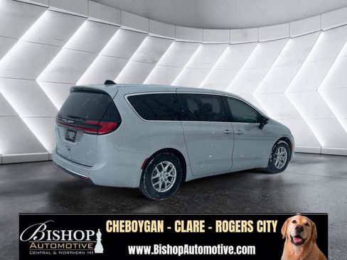 Used 2024 Chrysler Pacifica Touring-L FWD image 19