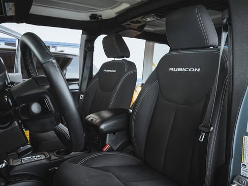 Used 2015 Jeep Wrangler Unlimited Rubicon w/ Connectivity Group image 22