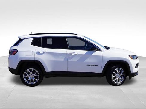 Certified 2023 Jeep Compass Latitude AWD/4WD image 3