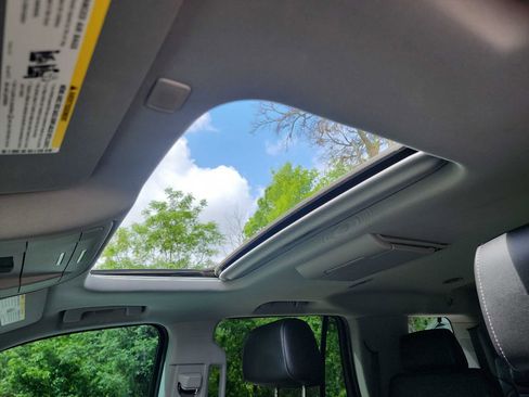 Used 2018 Chevrolet Tahoe Premier RWD image 24