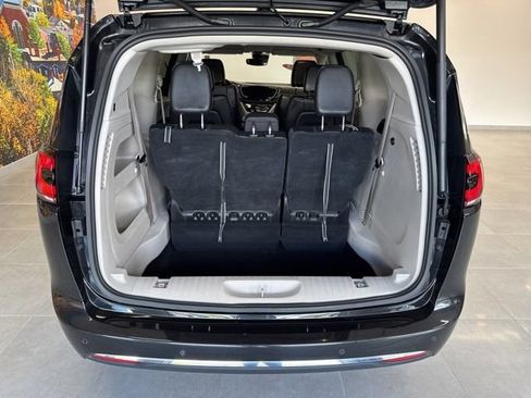 Used 2023 Chrysler Pacifica Touring-L FWD image 44