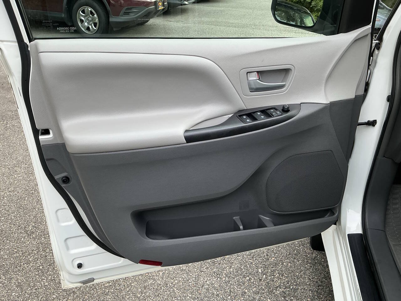 Used 2017 Toyota Sienna LE FWD image 17