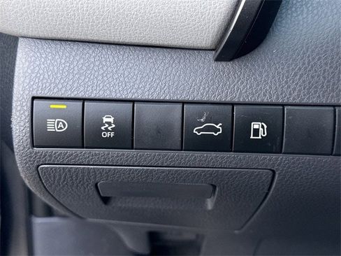 Used 2018 Toyota Camry LE image 21