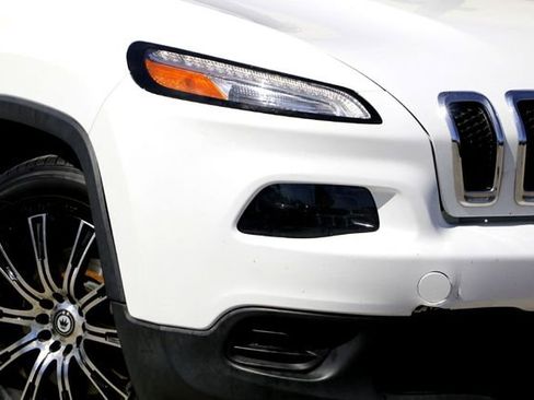 Used 2015 Jeep Cherokee Sport image 3