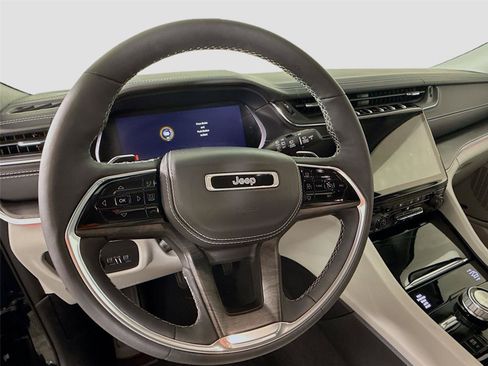 Used 2023 Jeep Grand Cherokee Overland AWD/4WD image 5