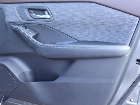 Used 2023 Nissan Rogue SV FWD image 17