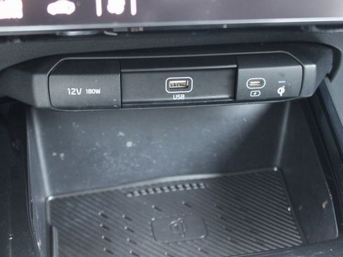 Used 2023 Kia Niro EX image 8