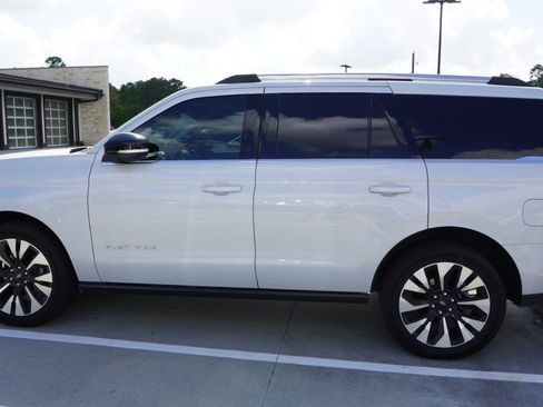 Used 2025 Ford Expedition Platinum w/ Driver's Package image 5