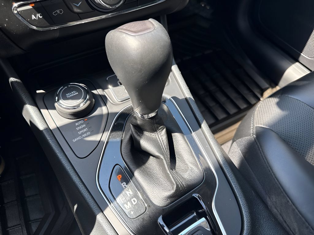Used 2022 Jeep Cherokee Limited AWD/4WD image 20