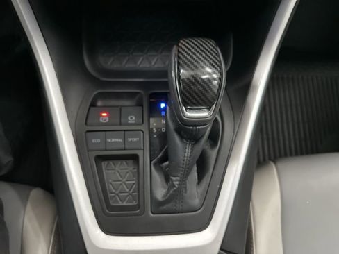 Used 2021 Toyota RAV4 XLE Premium image 19