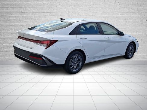 Used 2024 Hyundai Elantra SEL FWD image 4