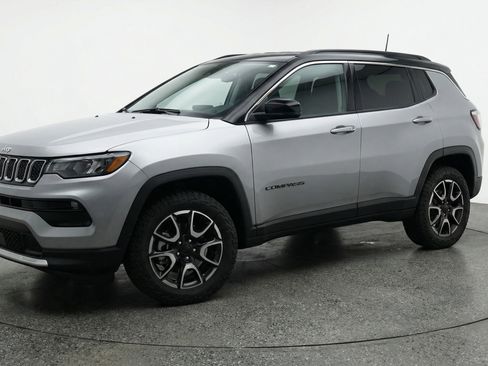 Used 2025 Jeep Compass Trailhawk image 3