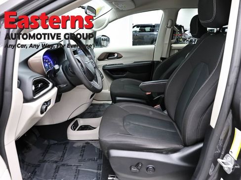 Used 2022 Chrysler Voyager LX FWD image 14