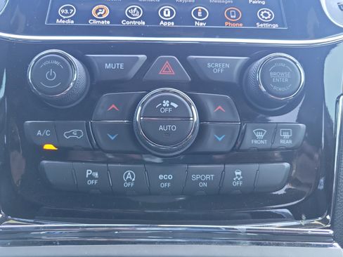 Used 2022 Jeep Grand Cherokee Laredo X image 25