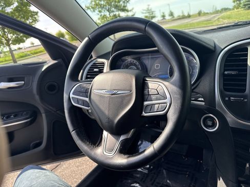 Used 2017 Chrysler 300 Limited RWD image 19
