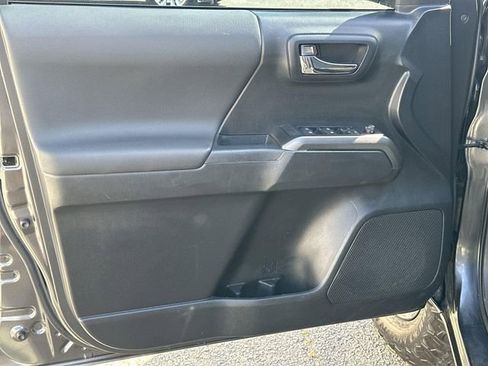Used 2019 Toyota Tacoma TRD Off-Road w/ Technology Package AWD/4WD image 19