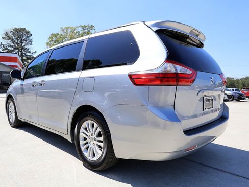 Used 2015 Toyota Sienna XLE FWD image 4