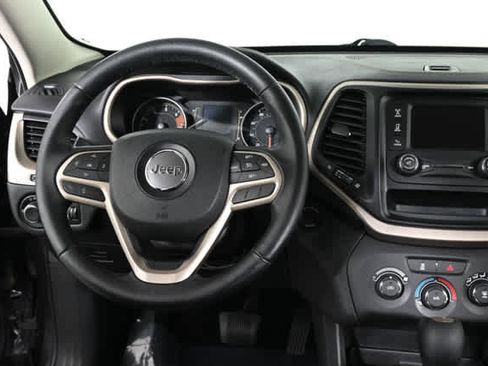 Used 2017 Jeep Cherokee Sport image 3