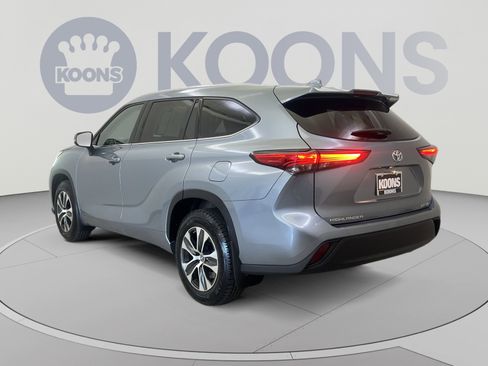 Used 2022 Toyota Highlander XLE AWD/4WD image 7