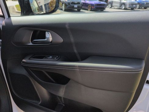 New 2026 Chrysler Pacifica Select FWD image 26