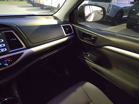 Used 2019 Toyota Highlander LE FWD image 11