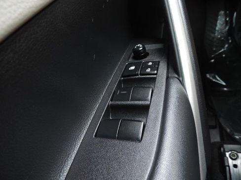 Used 2025 Toyota Corolla Cross L FWD image 26