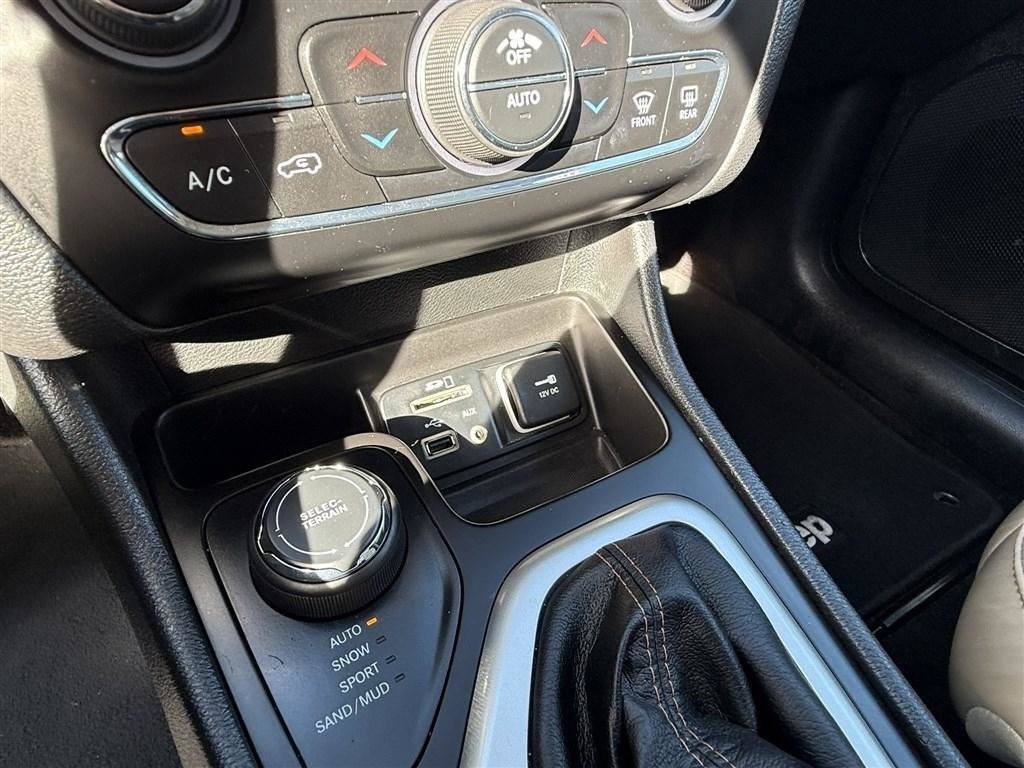 Used 2017 Jeep Cherokee Limited AWD/4WD image 35