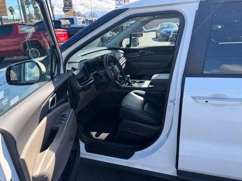 Used 2025 Kia Carnival image 15