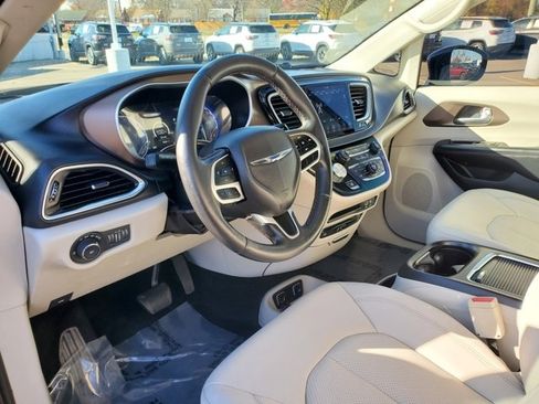 Certified 2018 Chrysler Pacifica Touring-L Plus w/ Tire & Wheel Group image 10