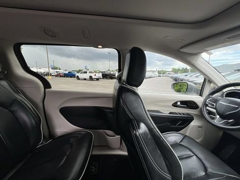 Used 2022 Chrysler Pacifica Limited FWD image 16