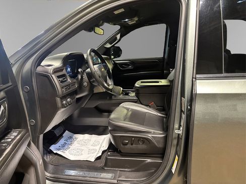 Used 2023 Chevrolet Suburban Premier image 9