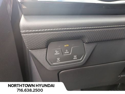 Used 2025 Volkswagen Atlas SE image 30