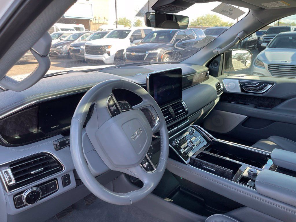 Used 2019 Lincoln Navigator Reserve AWD/4WD image 5