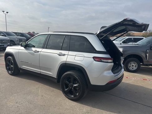 Used 2024 Jeep Grand Cherokee Altitude image 4