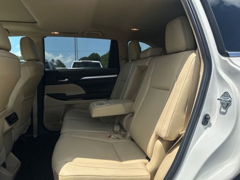 Used 2019 Toyota Highlander XLE image 23