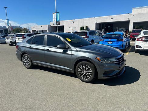 Used 2020 Volkswagen Jetta SE w/ SE Cold Weather Package FWD image 2