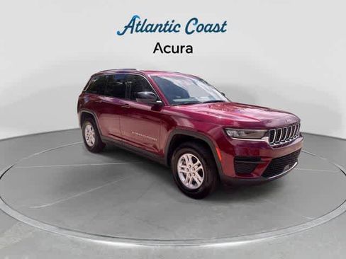 Used 2023 Jeep Grand Cherokee Laredo RWD image 2