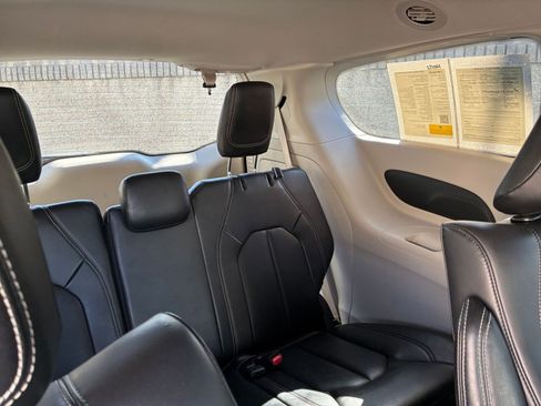 Used 2023 Chrysler Pacifica Touring-L image 31