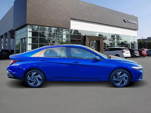 Certified 2025 Hyundai Elantra SEL w/ Cargo Package image 4