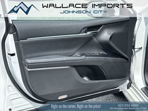 Used 2020 Toyota Camry XLE image 12