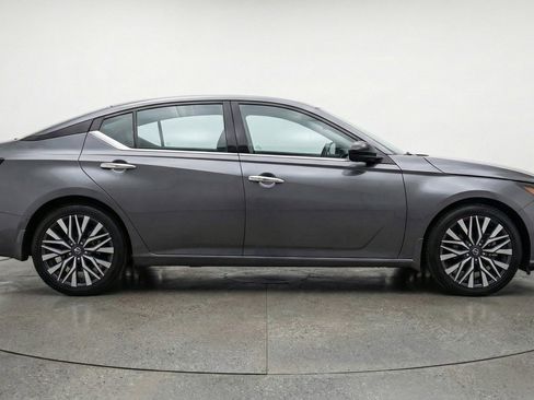 Used 2025 Nissan Altima 2.5 SV image 9