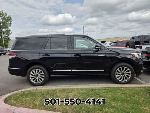 Used 2024 Lincoln Navigator Premiere image 3
