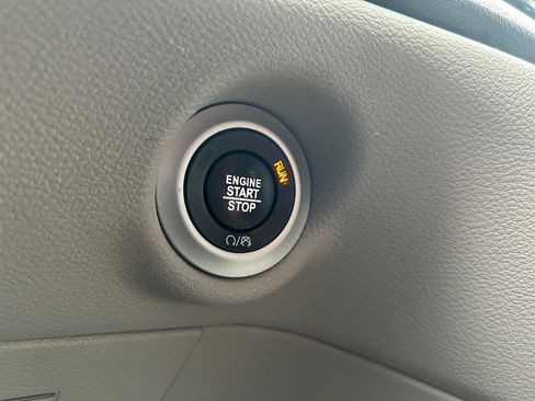 Used 2022 Chrysler Pacifica Touring-L image 39