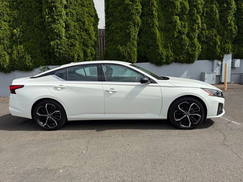 Used 2025 Nissan Altima 2.5 SR FWD image 10