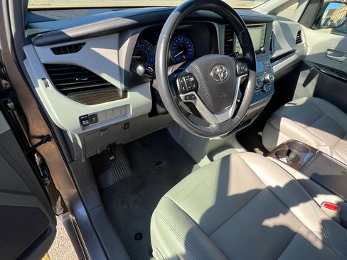 Used 2019 Toyota Sienna XLE FWD image 24