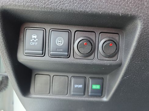 Used 2020 Nissan Rogue Sport S image 23