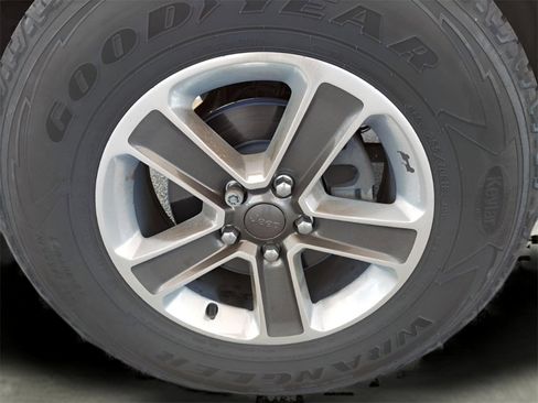 Used 2018 Jeep Wrangler Unlimited Sahara image 33