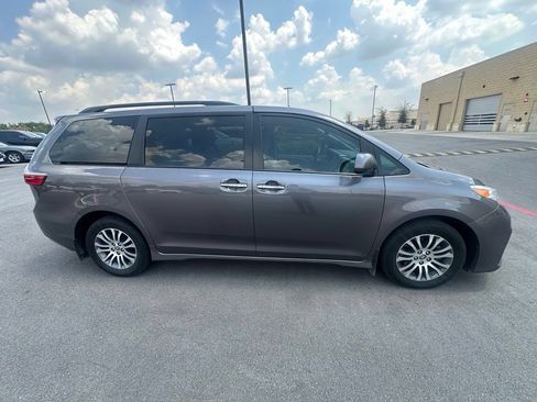 Used 2020 Toyota Sienna XLE Premium FWD image 3
